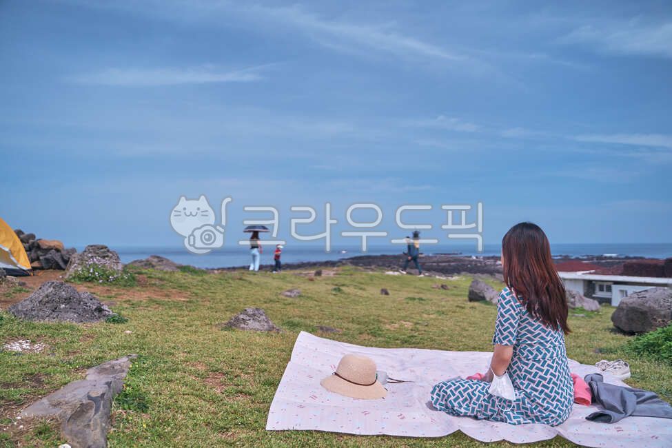 바다,바다언덕,의류,언덕휴식,해변휴식,비양도,여자뒷모습,여행,해변언덕,모래해변,날씨좋은바다,맑은해변,여자,뒷모습,제주,제주도,색감,여성,traveling,trip,사람,인물,인간,human,person,여성,여자,woman,female,lady,여행,휴가,traveling,vacation,trip