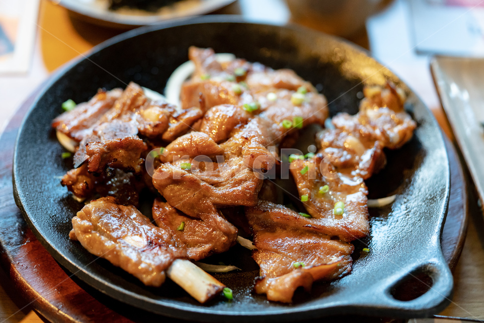 고기,갈비,양념,돼지,달콤한,접사,식사,음식,요리,단백질,동물,맛집,조리,뼈,익힌,맛있는,콜레스테롤,비만,기름진,건강,식탁,반찬,접시,음식,식재료,요리,food,cook,meal,dishes,food reserves,육류,고기,meat,한식,한국음식,한국요리,korean food,korean dishes,korean meal,korean cook