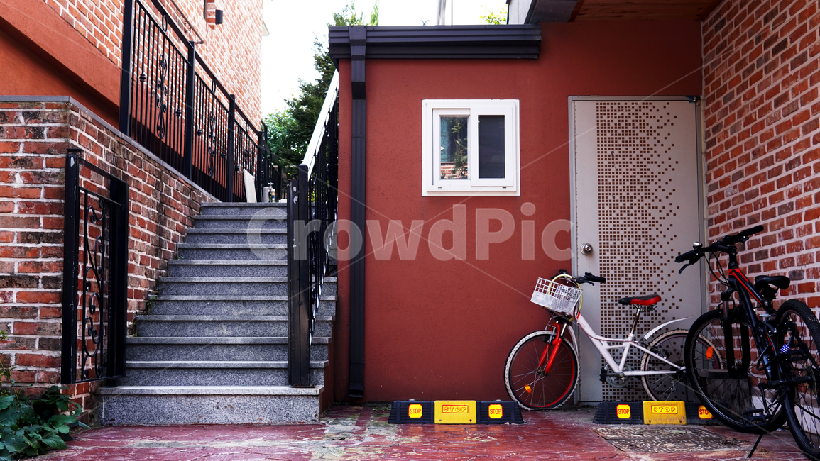 bike,자전거,transportation,bicycle,vehicle,난간,banister,handrail,골목,길,계단,벽돌,건축물,건물외관,exterior,building,structure,architecture,construction