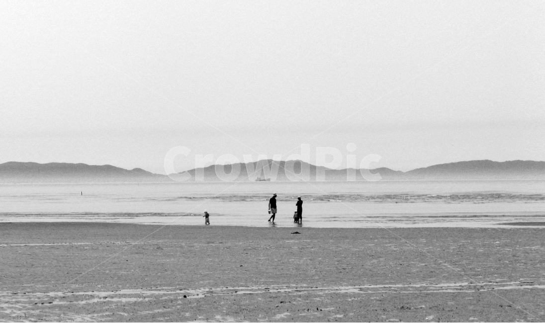 서해,바다,갯벌,가족,흑백사진,자연,풍경,nature,landscape,흑백,모노톤,monochrome,black and white,shorts,반바지
