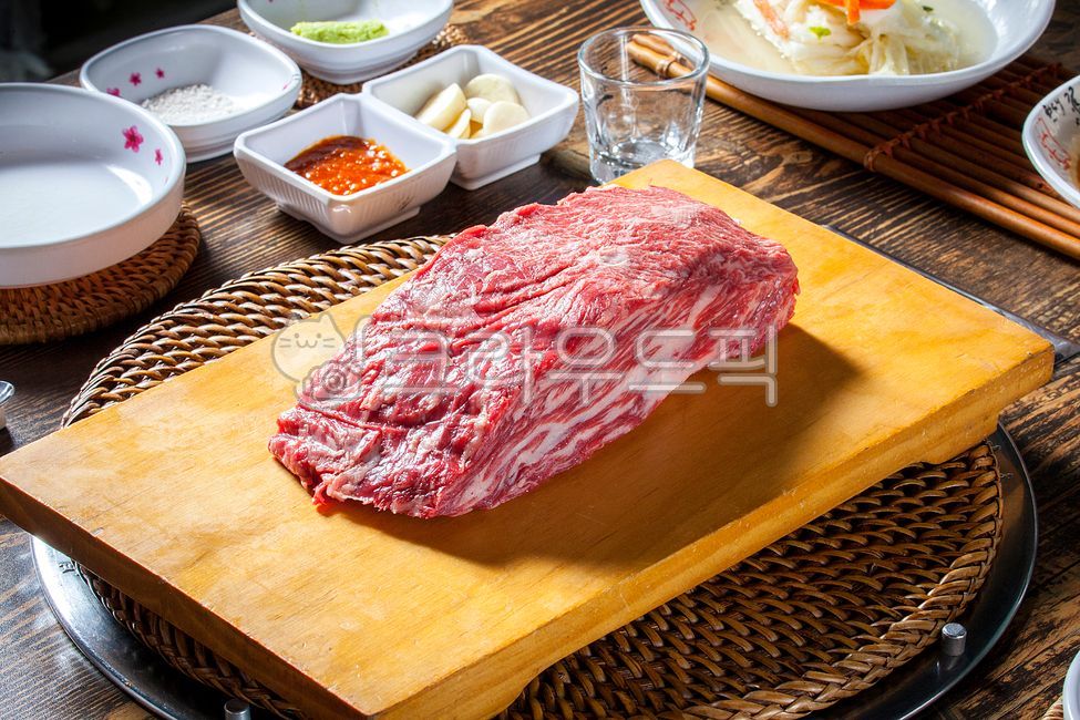 한국음식,식당,한국식당,한국음식점,상차림,식사,맛집,한국요리,요리,한우,명품한우,소고기숯불구이,한우구이,소고기구이,소고기,한우고기,구이,별미,먹거리,고기집,고깃집,고기요리,생고기,한우생고기,한우맛집,한우전문점,한우전문,한우숯불구이,한우육회,한우부위,소고기부위,마블링,한우마블링,소고기마블링,회식,외식,먹방,정육,정육식당,식재료,정육점,한식,육류,국내산한우,국내산소고기,숯불구이,암소한우,한우암소,한우사시미,통치마살,한우통치마살,소고기통치마살,소고기치마살,한우치마살,치마살,치마살구이용,치마살구이,구이용치마살,한우구이용,국내산한우치마살,국내산치마살,한우치마살구이,소고기치마살구이,소고기구이용,토시살,한우토시살,암소한우토시살,한우암소토시살,소고기토시살,토시살구이,육사시미,한우육사시미,소고기육사시미,토시살숯불구이,통토시살,토시살양념구이,food,음식,고기,쌈장,마늘,생마늘,와사비,와사비장,구운소금,소금,고추냉이,나무도마,도마,나무접시,그릇,접시,양념장,소스