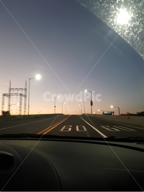 해질녘,도로위,가로등,운전중,도로위숫자