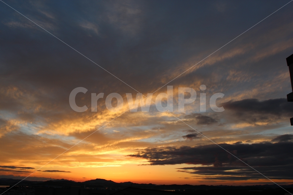 하늘,석양,구름,붉은석양,지는해,자연,풍경,nature,landscape,outdoors,옥외,sky,dusk,황혼,sunset,일몰,red sky,붉은 하늘,dawn,새벽