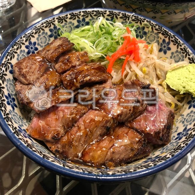 스테이크덮밥,덮밥,음식,요리,일식