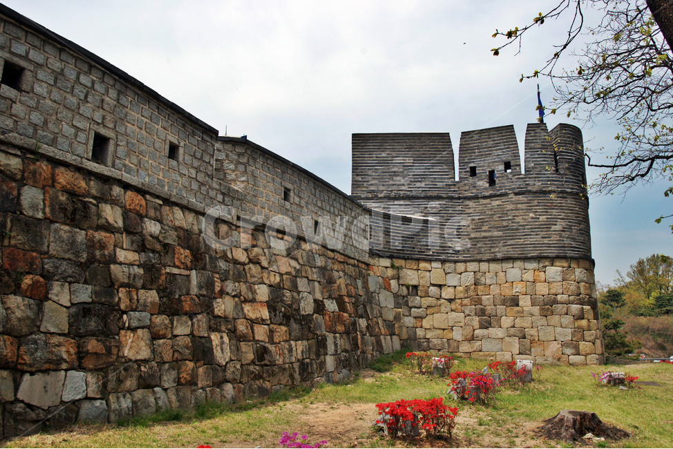 blue sky,flag,castle,Suwon Hwaseong Fortress,Northeastern University,Mars,Joseon Dynasty,rampart,catapult,UNESCO World Heritage Site,attack facility,gallery