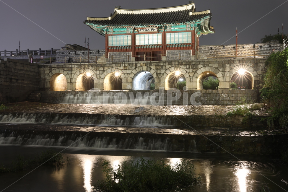 풍경,야경,반영,수원화성,수원,밤,nightscape,night,landscape,한국전통,한국문화,koreantraditional,랜드마크,한국관광지,한국명소,야경,밤,풍경,nightscape,night,landscape,한국전통,한국문화,korean traditional,korean culture,랜드마크,landmark,tourist attraction,한국랜드마크,한국관광지,한국명소,korea landmark,korea tourist attraction,architecture,건축물,building,건물,shrine,신사,worship,예배