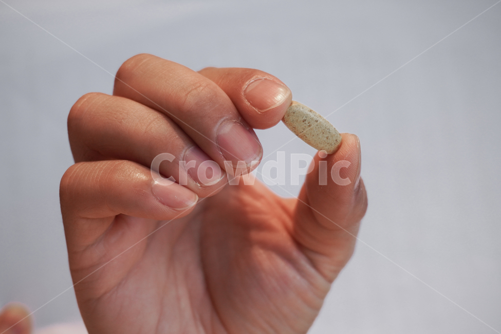 human,인간,사람,손가락,finger,손,약,알약,영양제,건강관리,건강,pill,healthcare,medical,의학,질병,병원,의료