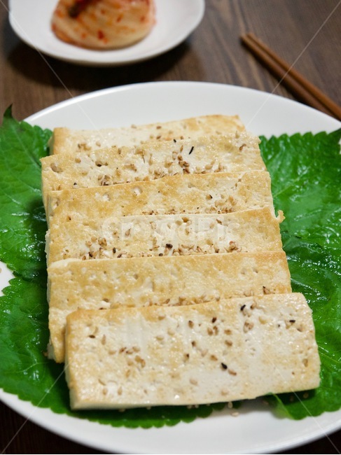 두부,두부구이,깻잎,한국음식,식품,한식,한국문화,음식,한국,배경,음식문화,웰빙,문화,아시아,아시아음식,접시,전통,젓가락,두부요리,요리,음식,식재료,요리,food,cook,meal,dishes,food reserves,한식,한국음식,한국요리,korean food,korean dishes,korean meal,korean cook