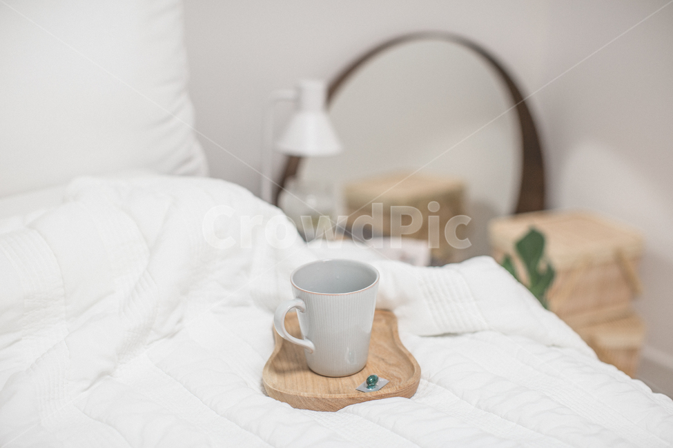 휴식,병,약,아픔,환자,침대,집,안방,침실,이불,컵,가구,furniture,bedroom,room,medicine,bed,takearest,relaxation,patient