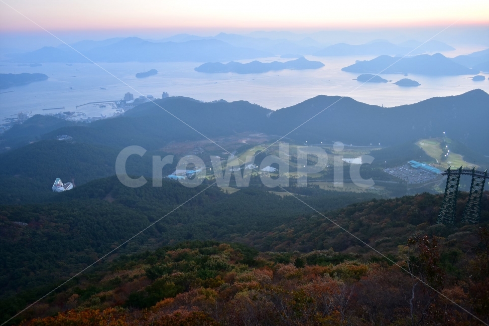 미륵산,바다,야경,통영,일출,가을,풍경,탐방,미래사,한려해상국립공원,자연,파란하늘,그림같은,칼라풀,뷰티플,아름다운,힐링,감성,정취,산세,명산,전망,조망,100대명산,nature,산,등산,트레킹,풍경사진,비경,경치,청명,가을날씨,경관,암봉우리,mountain,케이블카,섬,미륵도,바다백리길,달아길,여명,나폴리,가을,계절,fall,autumn,season,자연,풍경,nature,landscape,한국자연풍경,한국자연경관,korea nature landscape,mountain range,산맥,outdoors,옥외