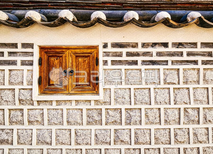 창문,나무창문,작은창,돌담,담벼락,한옥,전통가옥,벽,패턴,텍스처,한국전통,건축,디자인소스,배경,기와,지붕,나무,창틀,닫힌,고즈넉한,한국적인,전통미,외벽,사각형,격자무늬,돌,쌓은돌,문화유산,주택,인테리어소스,익스테리어,질감,한국문화,옛날집,시골,감성,정갈한,여백,전통건축,환기