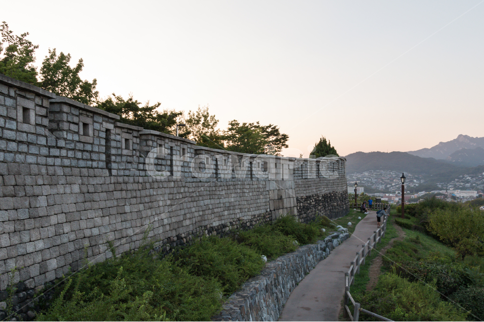한양도성,서울,성벽,낙산공원,성곽,저녁,석양,조명,수비,방어,요새,문화재,유적,유적지,공원,관광지,여행지,명소,풍경,경치,어스름,황혼,노을,견고한,튼튼한,나무,도시,전경,산책로,서울성곽,한국전통,한국문화,korean traditional,korean culture,건축물,건물외관,exterior,building,structure,architecture,construction