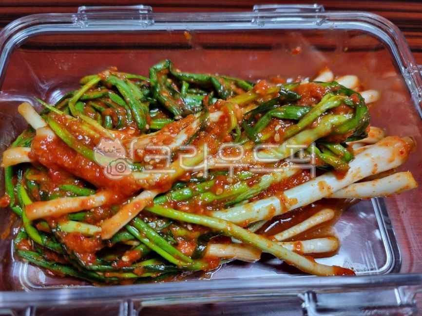 food,음식,seasoning,양념,파김치,koreafood,koreanfood,greenonionkimchi,pickledonion,pickledscallion,요리,cook,쪽파,chive,실파,smallgreenonion,김치,kimchi,식재료,요리재료,음식재료,foodstuff,cookingmaterial,foodmaterial,cooking,한국전통음식,koreantraditionalfood,고춧가루,redchilipepperpowder,고추가루,powderedredpepper,실파김치,chivekimchi,쪽파김치