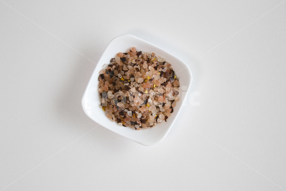 흰배경,흰색,화이트,하얀색,음식,재료,식재료,양념,핑크,핑크솔트,페퍼,매운,짠,짜다,소금,솔트,분홍소금,덩어리,결정,알갱이,고추가루,결정체,소금알갱이,요리재료,더미,접시,그릇,흰접시,탑,탑뷰,탑앵글,조미료,미네랄,음식,식재료,요리,food,cook,meal,dishes,food reserves