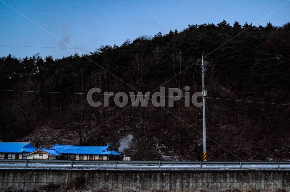 시골,연기,할머니집,겨울,풍경,겨울풍경,지붕,파랑,하늘,전봇대,길,산,눈,겨울,계절,winter,season,시골,마을,풍경,landscape,country,rural,town