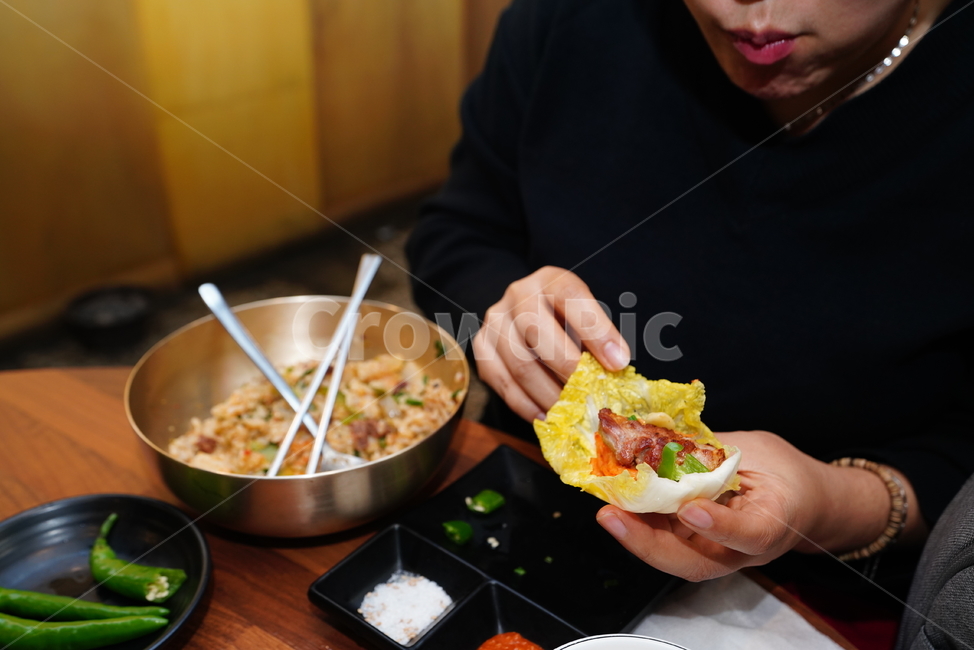 고기,육식,육류,삼겹살,쌈,야채,음식,안주,돼지고기,먹거리,식사,한식,food,먹방,사람,인물,인간,human,person,신체일부,몸,body,음식,식재료,요리,food,cook,meal,dishes,food reserves,한식,한국음식,한국요리,korean food,korean dishes,korean meal,korean cook
