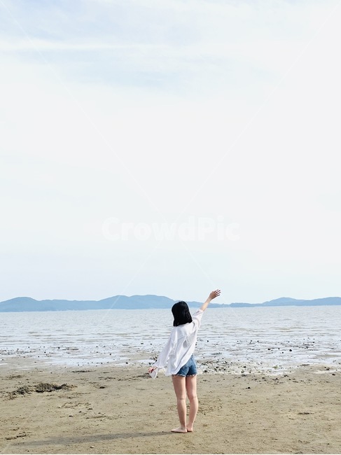 shorts,반바지,clothing,의류,apparel,의복,바다,여행,자유,뒷모습,소녀,여자,해변,바다,beach,sea,사람,인물,인간,human,person,여성,여자,woman,female,lady,여행,휴가,traveling,vacation,trip