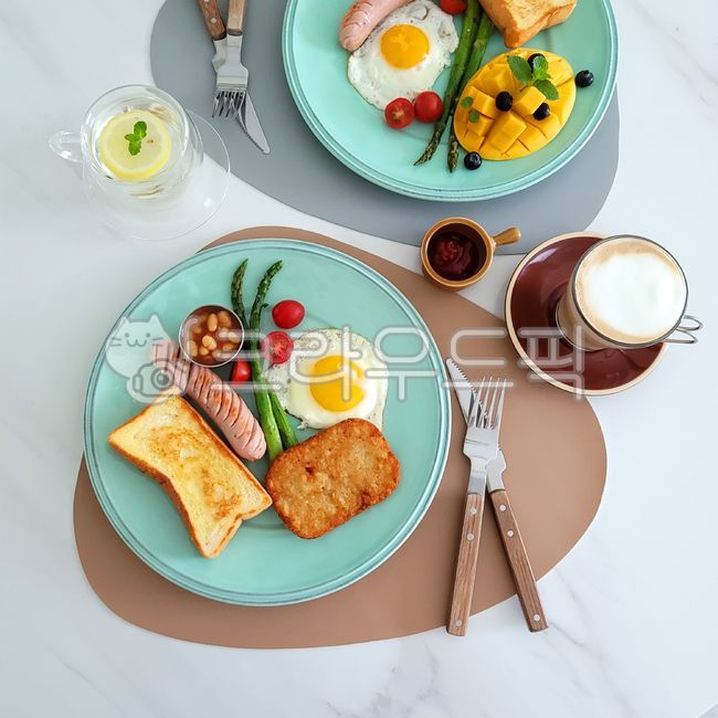 해시브라운,해쉬브라운,브런치,요리,아침,토스트,소세지,아스파라거스,카페라떼,계란후라이,망고,meal,brunch,breakfast,englishbreakfast,latte,coffee,sunnysideup,hashbrown,toast,mango