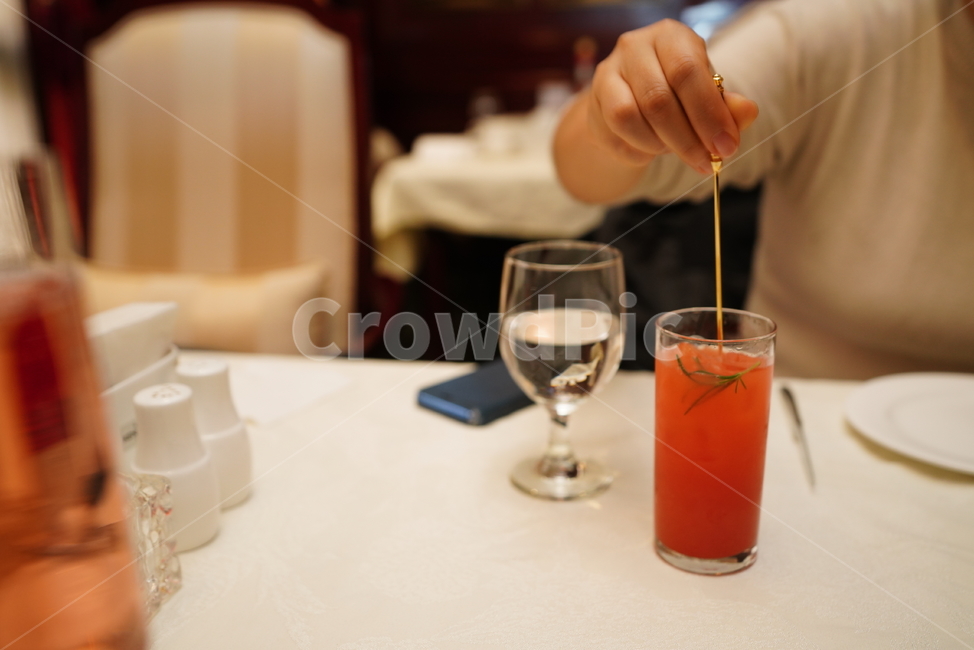 유리,글라스,잔,glass,물,마실거리,쥬스,음료,사람,person,human,음료수,drink,beverage