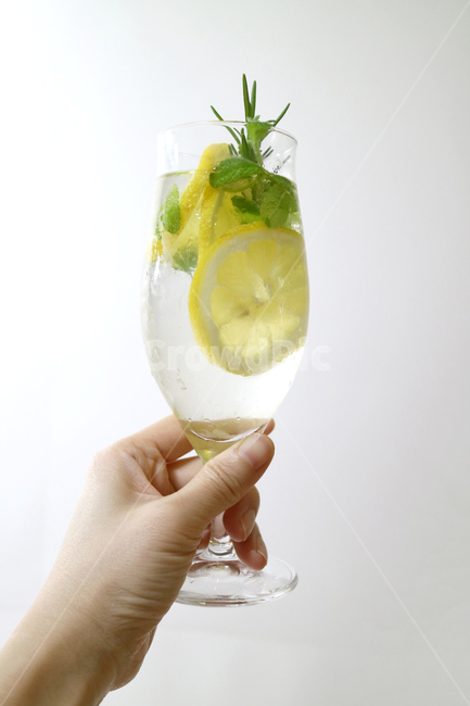 음료수,얼음,드링크,음료,음식,식품,갈등,컵,오브젝트,누끼,시원한,모히토,칵테일,레몬,레몬에이드,허브,손,유리잔,사람,인물,인간,human,person,신체일부,몸,body,음료수,drink,beverage,누끼,remove background