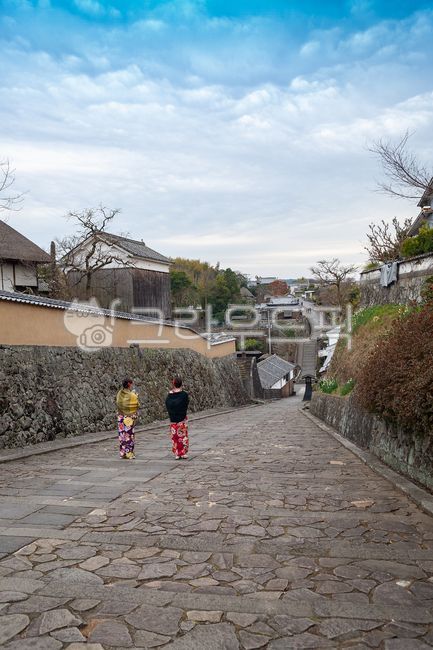 sidewalk,distance,japan,Kitsuki City,back,house,tourist,kimono,Town,road,person,samurai village,road name,Tourist destination,Oita Prefecture,tradition,alley,female,warrior village