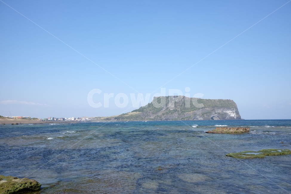 바다,하늘,제주,성산일출봉,자연,풍경,관광명소,맑음,쾌청,해변,자연,풍경,nature,landscape,한국자연풍경,한국자연경관,korea nature landscape,제주도,jeju,jeju island,outdoors,옥외,land,땅,ocean,대양,water,물,sea,shoreline,해안선,coast,연안