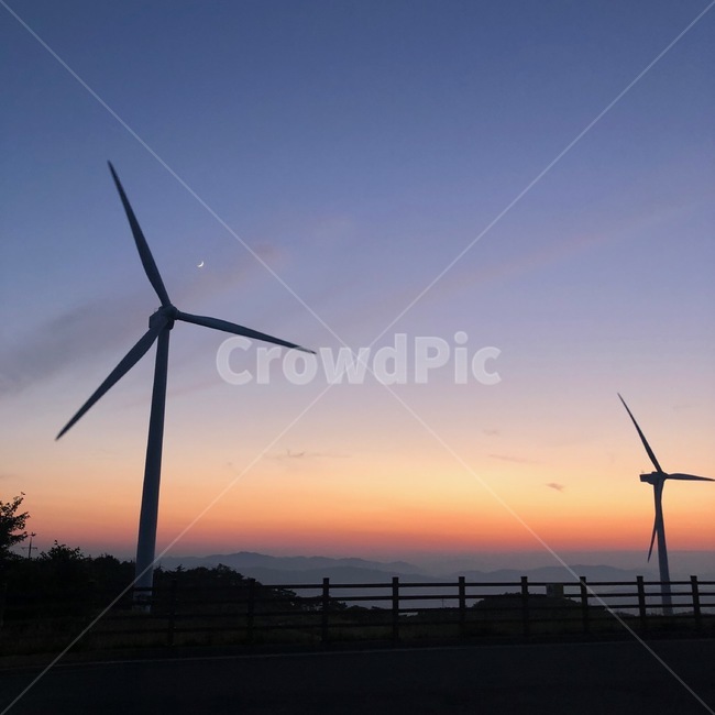 풍력발전소,풍력,노을,하늘,sunset,아름다움,모터,광활함,motor,windturbine,sky,여백,터빈,turbine,달,moon,에너지산업,energy industry,engine,엔진,machine,기계,wind turbine,풍력 터빈