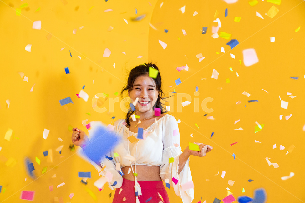 색종이조각,춤,파티,크리스마스,연말,새해,생일,색종이,댄스,즐거움,기쁨,환희,미인,여성,젊은여성,동양인,동양인여성,휴가,휴일,연휴,파티배경,paper,party,christmas,holiday,newyear,fun,birthday,endofyear,asian,woman,girl,dance,joy,happiness,background,colorful,색상,화려함,종이,confetti,사람,인물,인간,human,person,얼굴표정,facial expression,face,여성,여자,woman,female,lady,감정표현,기분,feeling,emotion,축제,행사,festival,carnival,event,기념일,축하,anniversary,congratulation,celebrate,celebration,색깔,색상,색채,색감,color sense,color sensitivity,feeling of color