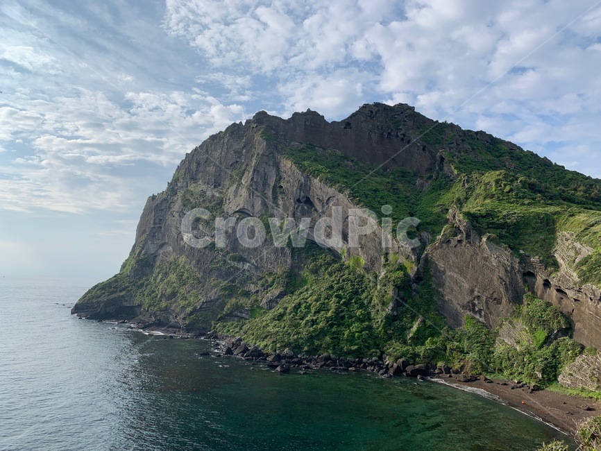 nature,자연,ocean,outdoors,옥외,sea,바다,아침,한국,korea,봄,제주도,성산일출봉,제주도,jeju,jeju island,land,땅,promontory,곶,water,물,shoreline,해안선,대양,cliff,낭떠러지