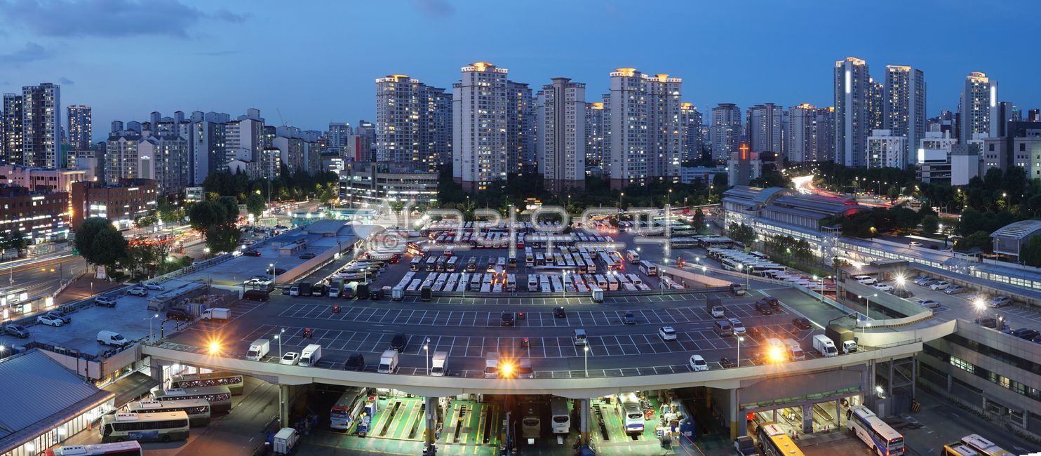 night view,flare,Korean cityscape,building,express terminal,road,nightscape,tower,sky,highrise building,town,metropolis,night,downtown,lighting,seoul,korea,light,express bus terminal,city,nightview,scenery,streetlight,streetlamp,Seoul,department,office bu