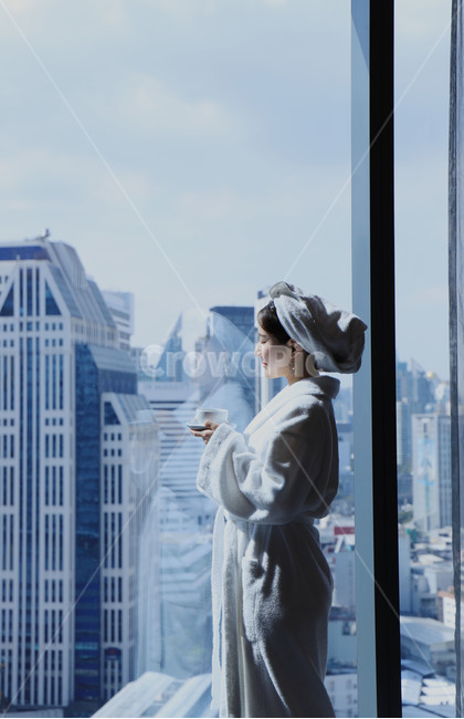 아침,햇살,창가,고층건물,샤워,목욕,여자,사람,person,sitting,사람,인물,인간,human,person,여성,여자,woman,female,lady