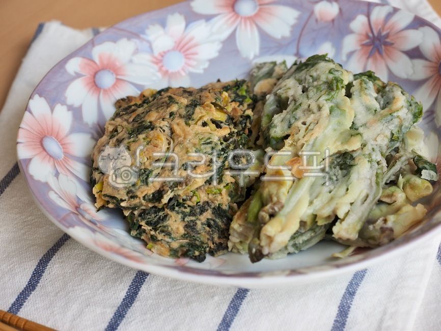 부침개,한국,한국음식,아시아음식,음식,배경,koreanpancake,korea,koreanfood,asianfood,food,background,요리,웰빙,웰빙음식,접시,도자기접시,명절음식,설날음식,추석음식,cooking,wellbeing,wellnessfood,plate,porcelainplate,chuseokfood,그릇,두릅,두릅전,두릅부침개