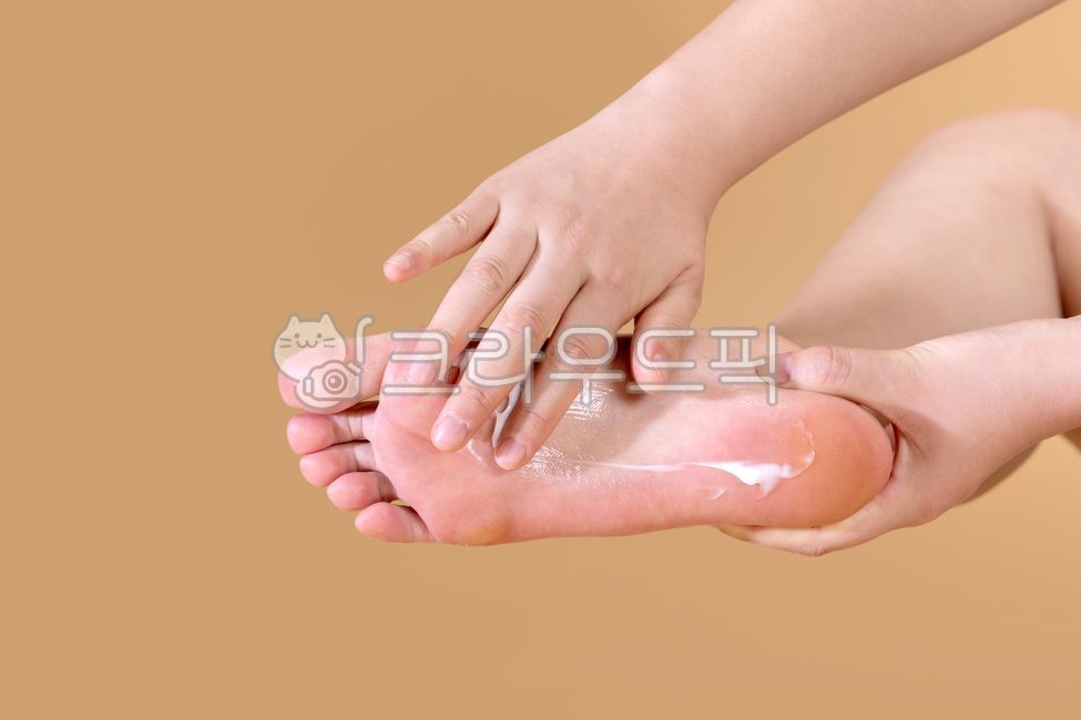풋크림,발바닥,건조,스킨케어,수분,다리,손,로션,크림,바르는,맨발,페디큐어,풋케어,피부,피부관리,뷰티케어,화장품,누끼