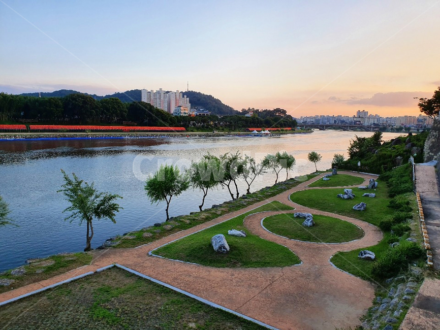 outdoors,grass,tree,river,city,석양,노을,풍경,자연,공원,도시,한가한,평온한,정적인,peaceful