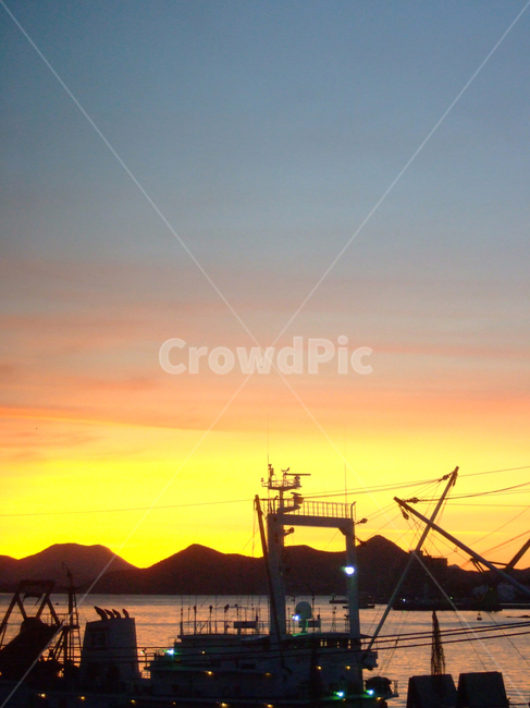 석양,노을,선착장,배,선박,저녁,풍경,바닷가,통영,eveningsun,aglow,sea,ship,boat,wharf,crane