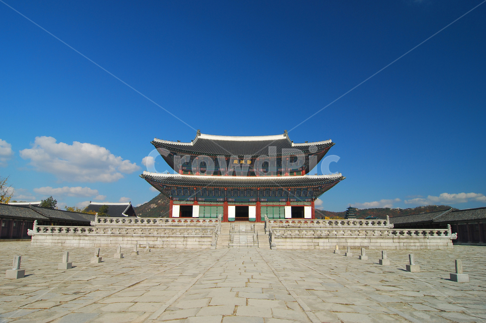 경복궁,근정전,고궁,궁,궁궐,명소,건축,전통,한국,한국전통,전통건축,전통건축물,건물,배경,백그라운드,바닥,마당,공간,하늘,풍경,기와,정면,품계석,역사,사적,문화재,서울