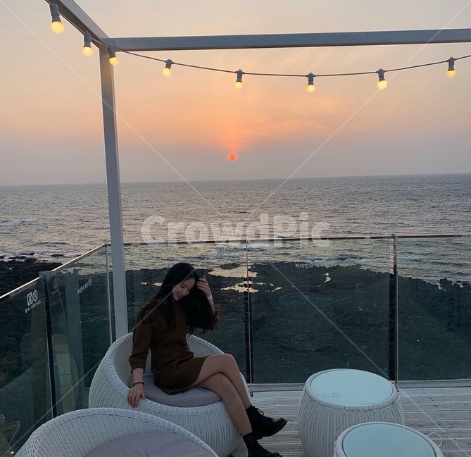 예쁜여자,옆모습,수줍음,미소,여자,분위기,감성,girl,style,fashion,노을,하늘,woman,feeling,emotion,감정표현