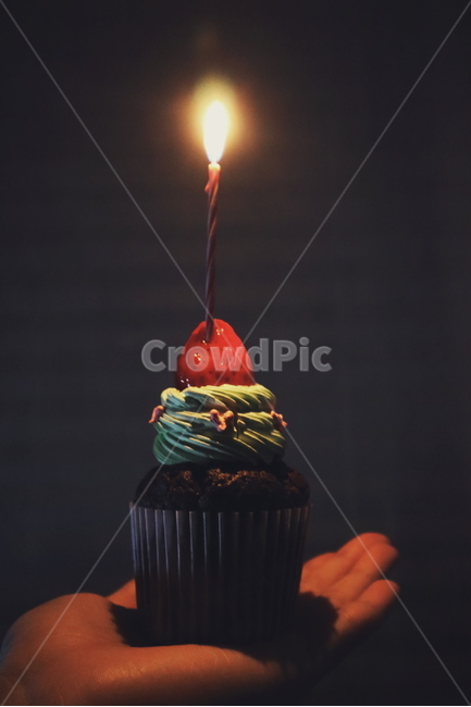 머핀,초,생일케익,생일,케이크,손,촛불,기념일,축하,anniversary,congratulation,celebrate,celebration,음식,식재료,요리,food,cook,meal,dishes,food reserves,빵,bread,디저트,간식,후식,dessert,snack