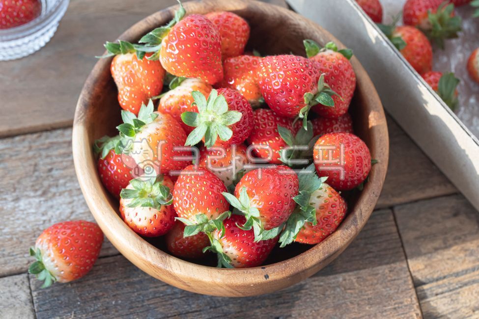딸기,생딸기,과일,열매,비타민,음식,식품,빨강,빨간색,우드볼,음식,식재료,요리,food,cook,meal,dishes,food reserves,과일,열매,fruit