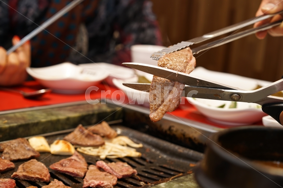 고기,육류,육식,구이,삼겹살,가위,식사,먹방,젓가락,집게,술자리,술안주,안주,돼지고기,음식,불판,음식,식재료,요리,food,cook,meal,dishes,food reserves,육류,고기,meat,한식,한국음식,한국요리,korean food,korean dishes,korean meal,korean cook