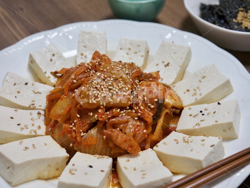 Tofu Kimchi,snack,chopsticks,plate,Thanksgiving,tofu food,side dish,Sesame salt,wellbeing,Korean food,Asian food,tradition,cooking,new year,Drink snacks,kimchi,Korean,Korean culture,food,food culture,korea,Asia,background,culture,Tofu dish,tofu