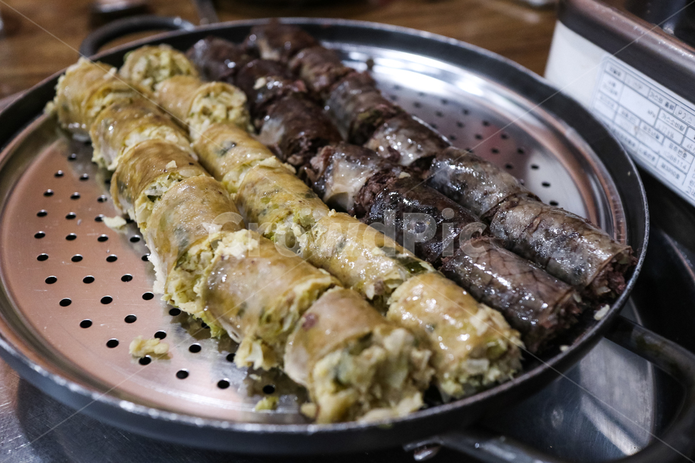 순대,시장,안주,수제순대,음식,먹거리,전통음식,한국음식,저렴한,야식,주전부리,따뜻한,접시,윤기,나란히,음식,식재료,요리,food,cook,meal,dishes,food reserves,육류,고기,meat,한식,한국음식,한국요리,korean food,korean dishes,korean meal,korean cook
