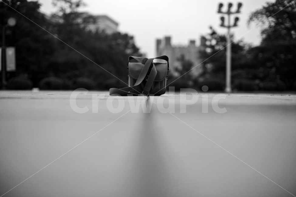 가방,길,흑백,대칭,대비,가을,감성,감성사진,쓸쓸함,가을사진,낭만,blackandwhite,흑백,모노톤,monochrome,black and white,사물,물건,오브젝트,thing,object,matter