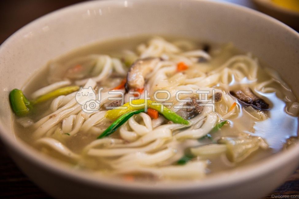 밀가루반죽,소고기,호박,버섯,파,구수한,칼국수,한국전통음식,flourdough,beef,pumpkin,mushroom,greenonion,savory,kalguksu,koreantraditionalfood,음식,식재료,요리,food,cook,meal,dishes,food reserves,면류,면요리,noodles