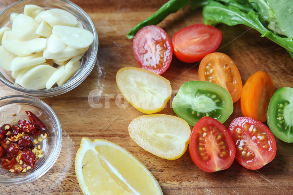 pepper,garlic,lemon,Cherry tomato,Plating,ingredients,plate,tomato,cutting board