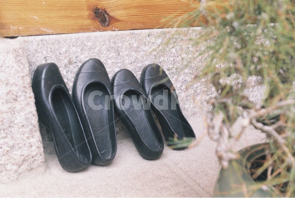 고무신,한옥,두짝,커플,분위기,옛날,고풍,사랑,짝,필름카메라,필카,한국전통,한국문화,korean traditional,korean culture,사물,물건,오브젝트,thing,object,matter