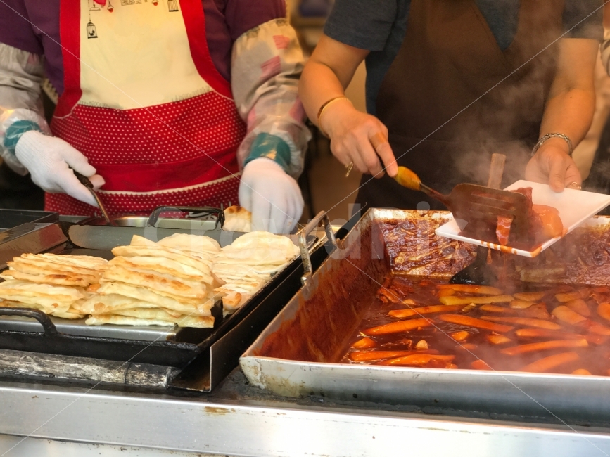 떡볶이,튀김,분식,음식,길거리음식,한국음식,고추장,사람,인물,인간,human,person,음식,식재료,요리,food,cook,meal,dishes,food reserves,한식,한국음식,한국요리,korean food,korean dishes,korean meal,korean cook,디저트,간식,후식,dessert,snack