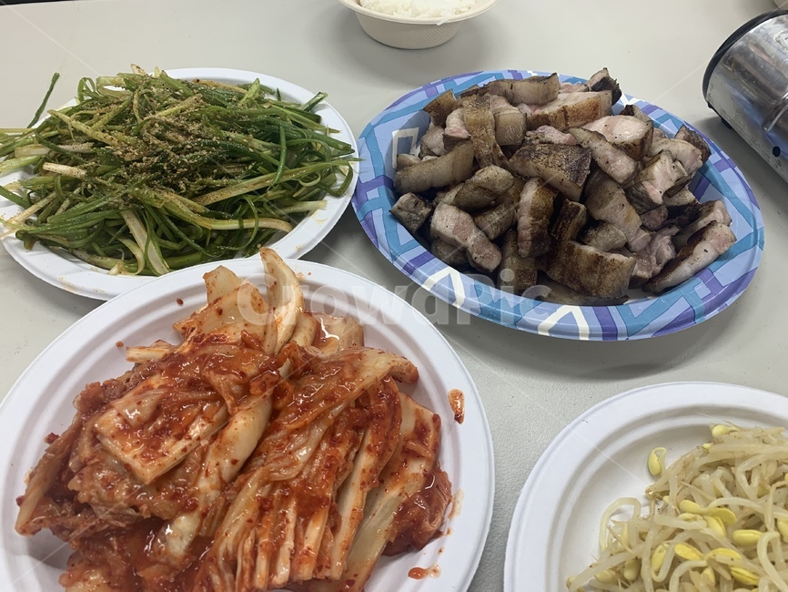 한국음식,돼지고기,삼겹살,김치,콩나물,반찬,채소,플라스틱,플라스틱접시,일회용접시,일회용용기,음식,식재료,요리,food,cook,meal,dishes,food reserves