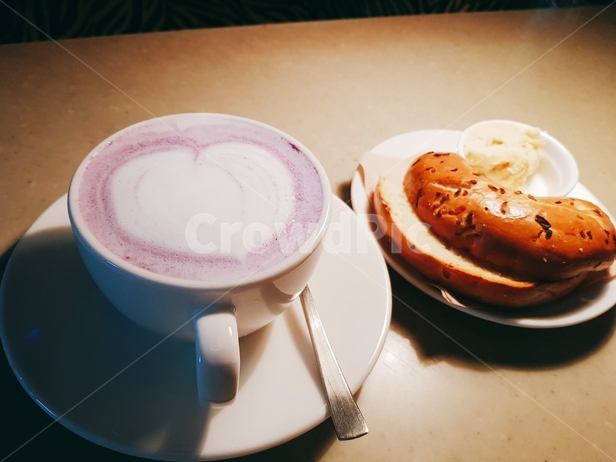 커피,베이글,음식,차한잔,빵,음식,식재료,요리,food,cook,meal,dishes,food reserves,디저트,간식,후식,dessert,snack,커피,카페,coffee,cafe