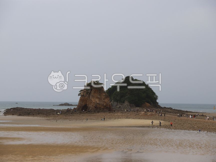 태안,taean,안면도,anmyeondoisland,안면도꽃지해수욕장,꽃지해수욕장,kkotjibeach,꽃지해변,사람,people,person,anmyeondokkotjibeach,한국자연경관,nature,모래사장,sandybeach,자연,outdoors,옥외,sea,바다,water,바위,rock,할미할아비바위,stone,물,coast,해안,shoreline,해안선,promontory,곶,beach,해변,계절,season,sand,날씨,weather,여름,summer,모래,5월,may,섬,island,하늘,sky